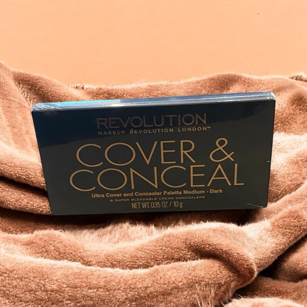 Makeup Revolution London Cover & Conceal Ultra concealer pallette medium /dark